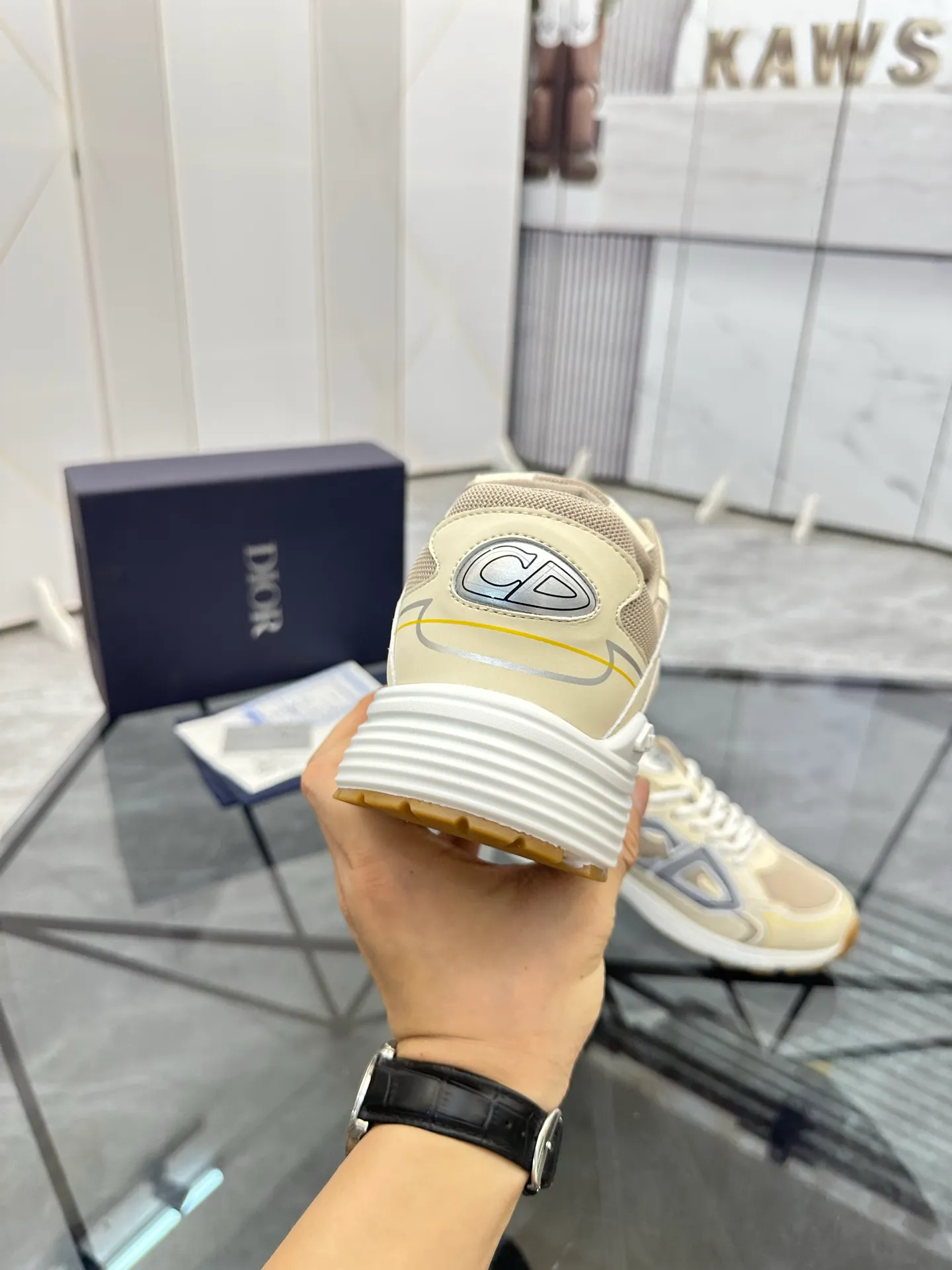 Men's shoes: 💰P400¥ Available in Guangzhou Product trademark: Dior* "Dior*" low-top casual shoes Regular size: 35-46 (can be customized to 47) Couple style Product materials: Upper imported cowhide stitched with original fabric, breathable lining, ultra-light foam original outsole. No.: 007